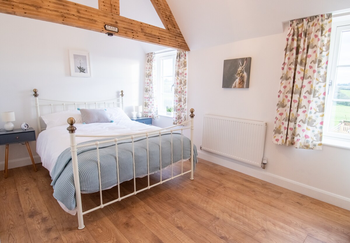 Dormitorio 2 con vigas originales
Ropa de cama de lujo de algodón 100% egipcio.
Hay mucho espacio para los huéspedes que quieran traer una cuna de viaje.