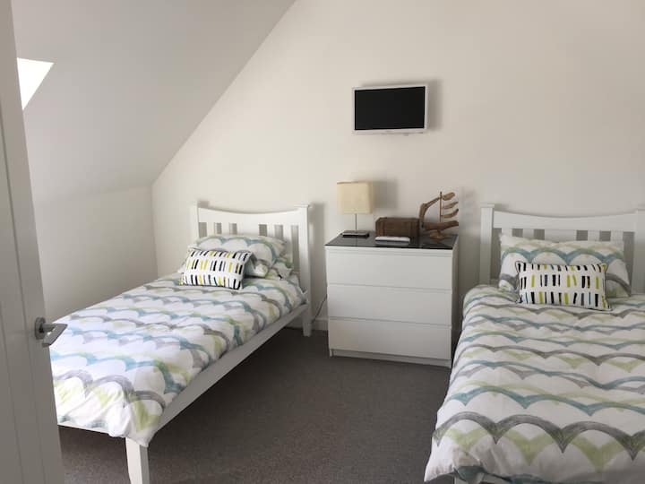 segundo dormitorio con dos camas individuales arriba