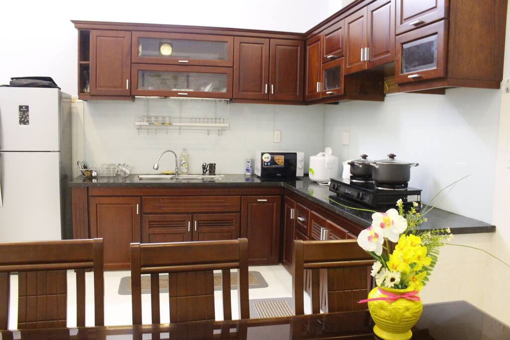  Được trang bị đầy đủ và rộng rãi Nhà bếp nơi bạn có thể chứng minh kỹ năng nấu ăn cho nhóm của bạn, bàn ăn bằng gỗ và Tủ lạnh