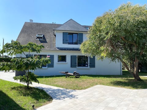 "Les Pieds Sablés" – 120 meters from the beach