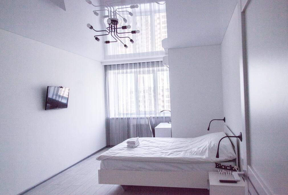 The best apartments in Kiev Black & White / bedroom / просторная спальня