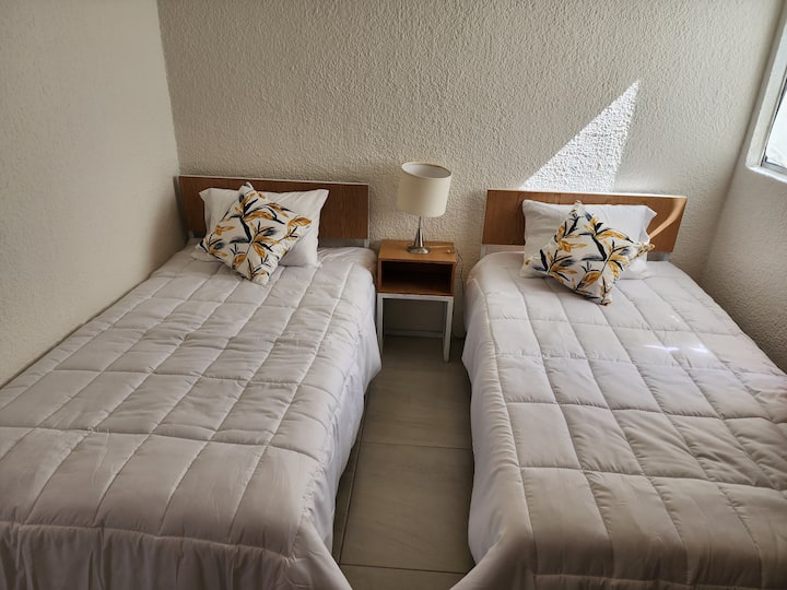 Seconda camera con due letti singoli. 