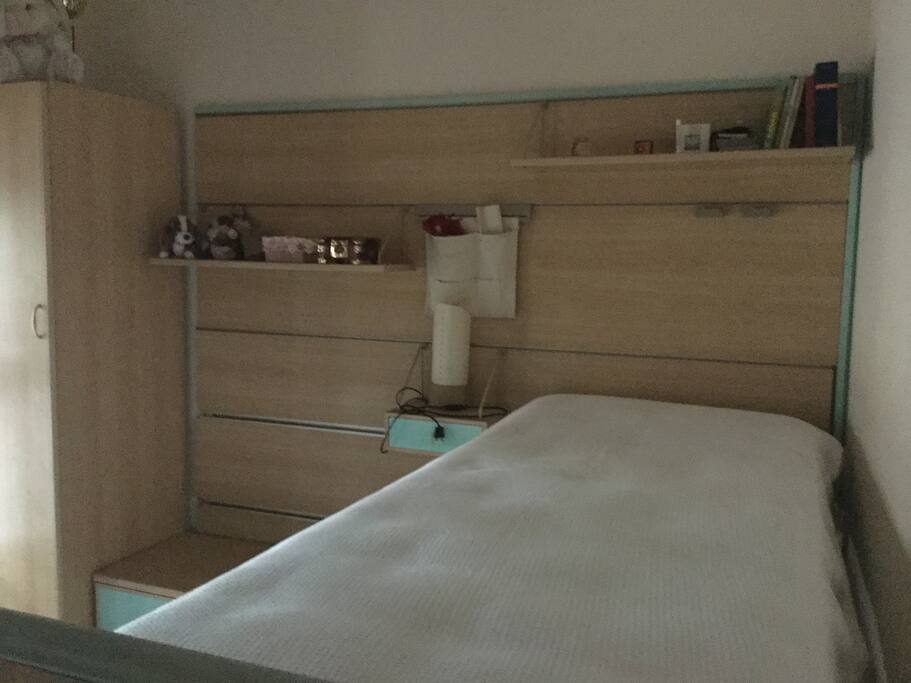 Camera da letto con due letti singoli sovrapponibili e due armadi e ampia finestra con balcone