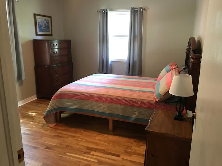 Chumba cha kulala #2. Inashiriki bafu na chumba cha kulala #3 ambayo ina beseni na bafu.  Kikausha nywele kwenye kabati.