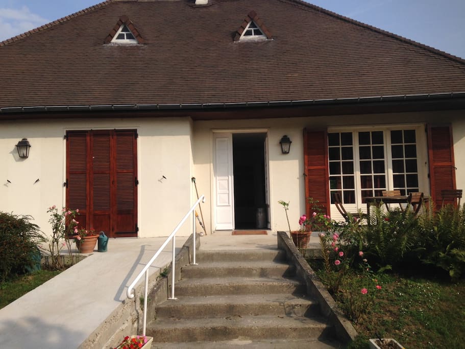 maison accessible aux personnes en fauteuil roulant (rampe d'accès)