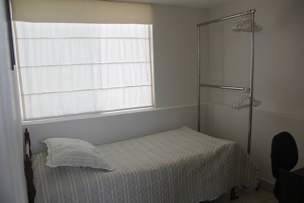 Ventana con vista al interior de la casa
