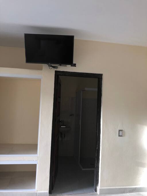 Closet, tv y acceso al sanitario