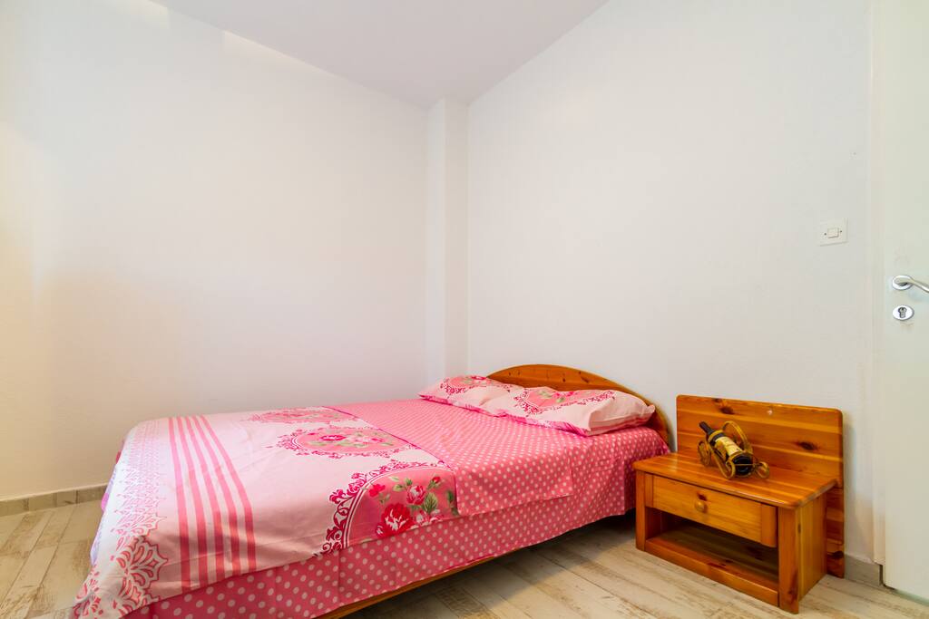 Queen Size bed suitable for 2 people.