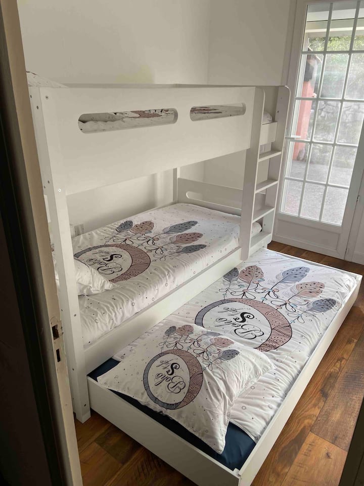 Საბავშვო ოთახი:
კონდიციონერი-Moustiquaire
Ორსართულიანი საწოლი + 1 უჯრა საწოლის განათებით
Პირსახოცები/შამპუნის აუზი