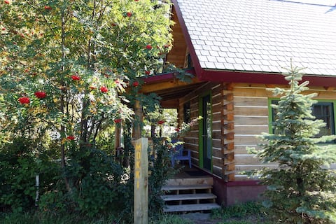 Mökki: Dovetail Log Cabin, Downtown