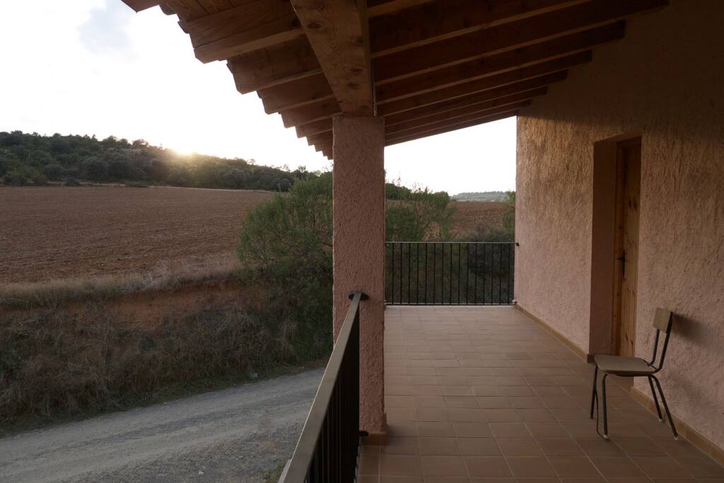 Porche de acceso a las habitaciones