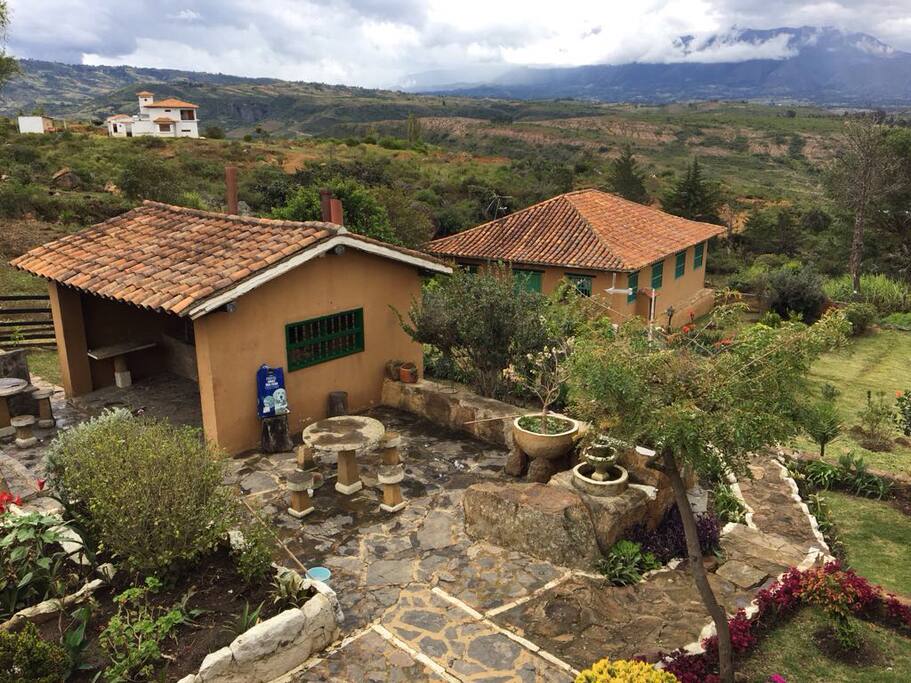 Área común - Espacio con horno y cocina de leña, especial para que lo aproveches realizando un asado o un rico sancocho en fogón de leña. Abajo la cabaña que ofrece una hermosa vista