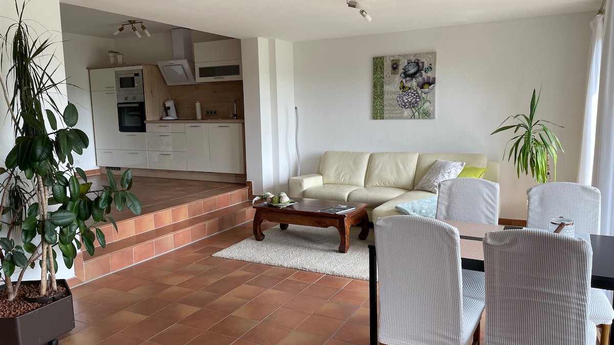 Annonce Airbnb populaire: Apartment with heated pool & south view à Koblenz