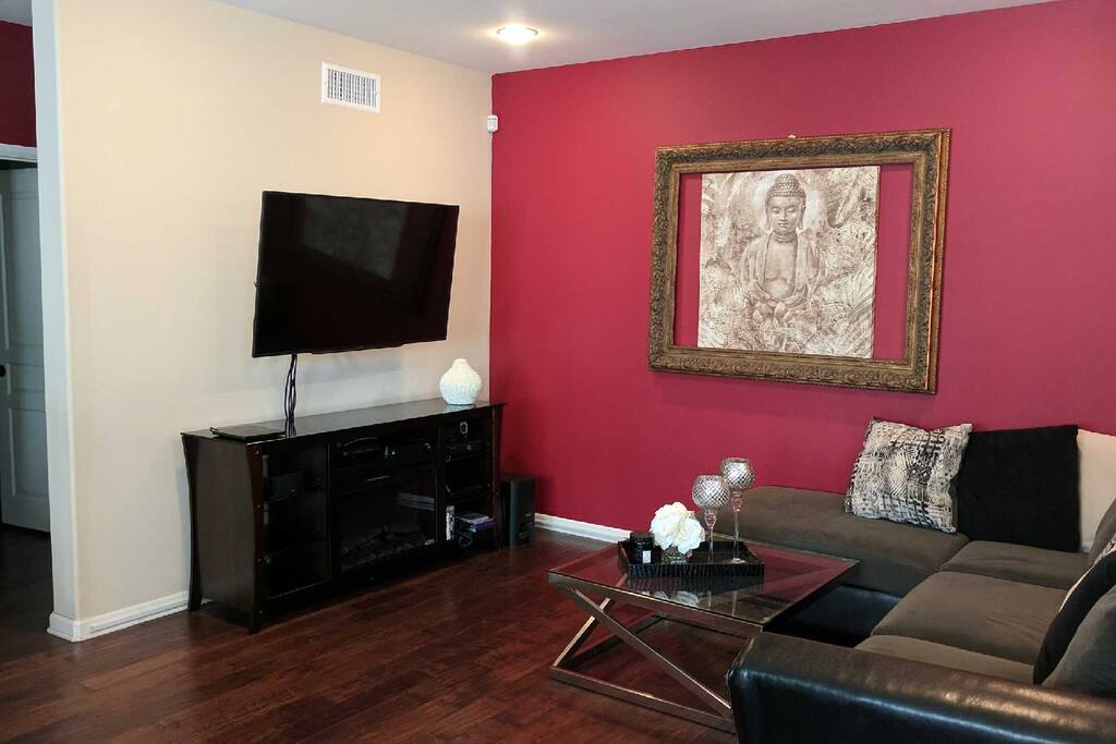 Open
Spacious Living Room!