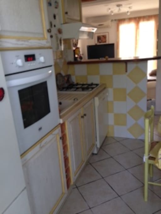 Entièrement équipée Frigo, four et micro onde plaque de cuisson au gaz