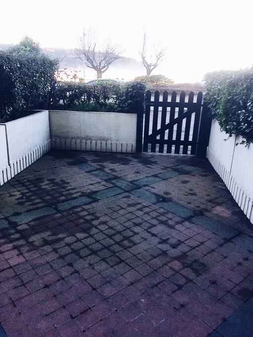 Terrasse privée, avec accès direct à la plage à quelques mètres. Table extérieure afin de déjeuner dehors. Parking souterrain privé avec cave (gratuit)