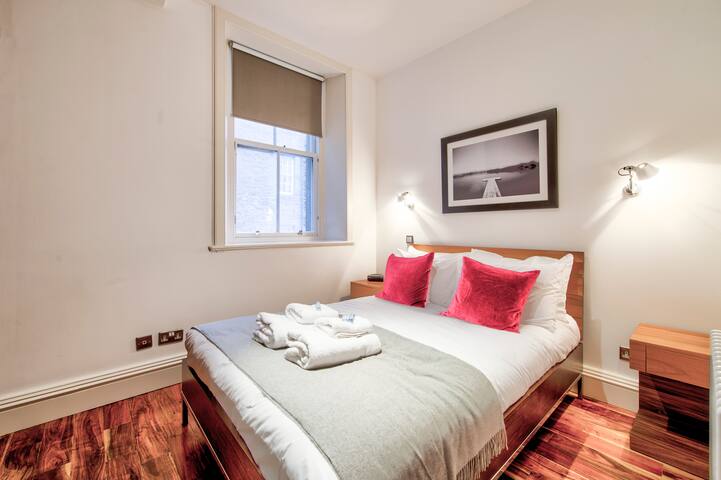 Sumptuous 2BR Apt Next To Edinburgh Castle! gallery image 2