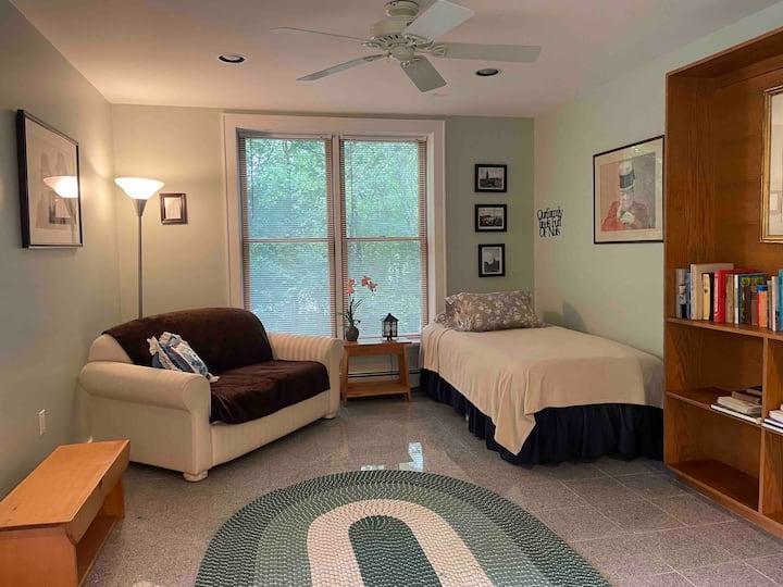 Ky është krevati tek në dhomën e madhe në katin përdhes.