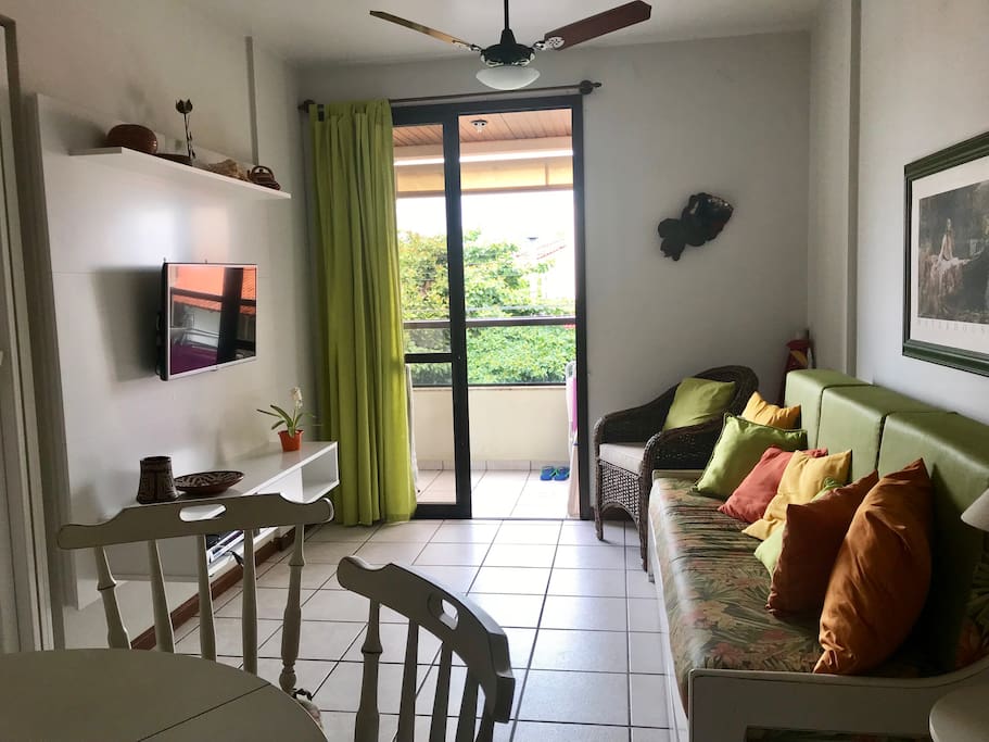 Sala de estar com varanda ao fundo