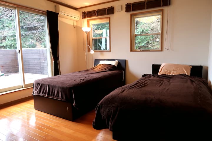 Bedroom 1: single bed × 2
