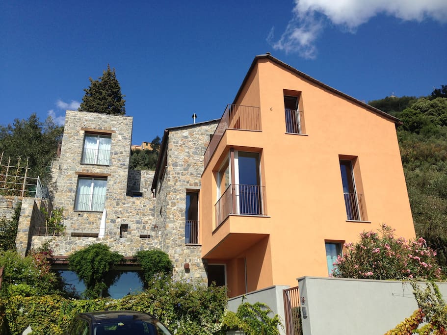 La torretta a sinistra del fabbricato. The stone tower in the left side