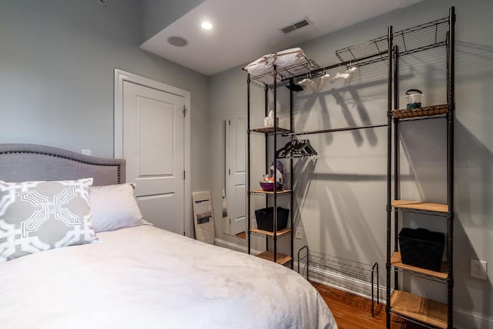 افتح مخزن الخزانة لغرفة النوم ومرآة كاملة الطول.