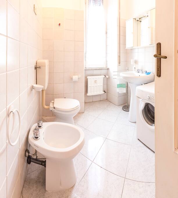 Comfortable and complete bathroom with shower and dish washer