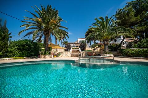Stunning modern villa, one minute from the beach