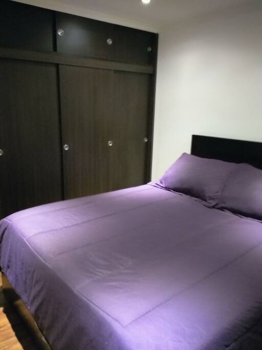 Habitación, cama doble, closet