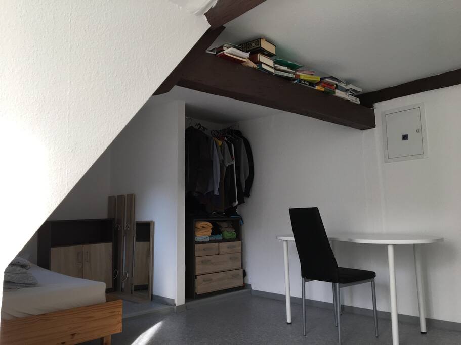 Schlafzimmer mit zwei gemütlichen Betten und Platz für den Laptop