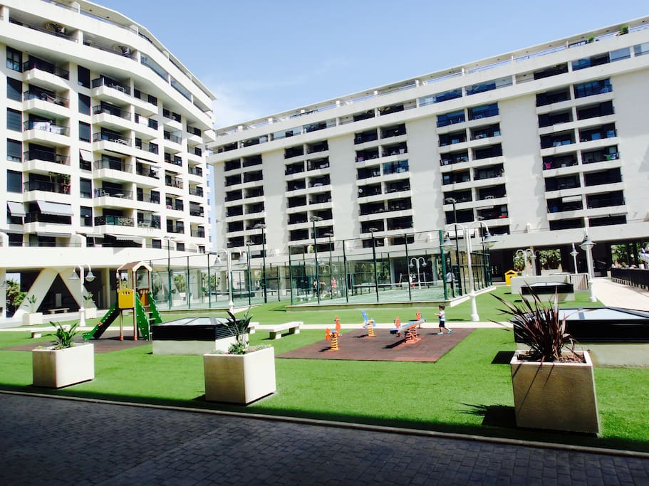 Parque infantil amplio, comodo y seguro!
