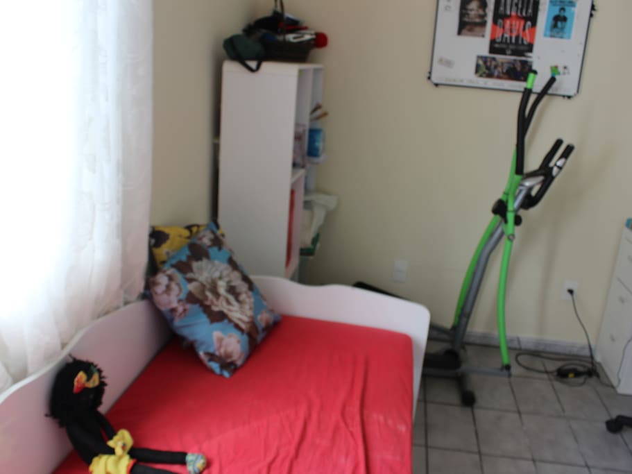 Quarto de hóspedes conta com aparelho aeróbico elíptico. Sendo bem iluminado e fresco durante o dia
