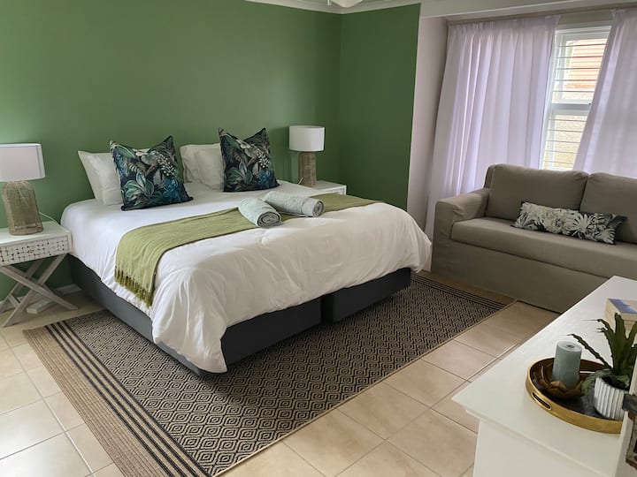 Velika glavna spavaća soba s bračnim krevetom (širine 180 - 200 cm), garderoba i kupaonica spojena sa sobom