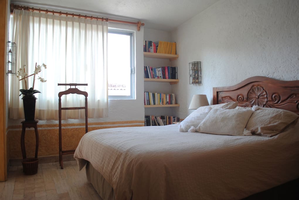 Queen bed, ceiling fan, closet and private bathroom. Enjoy reading National Geographic magazines and all sorts of books in Spanish and some in English