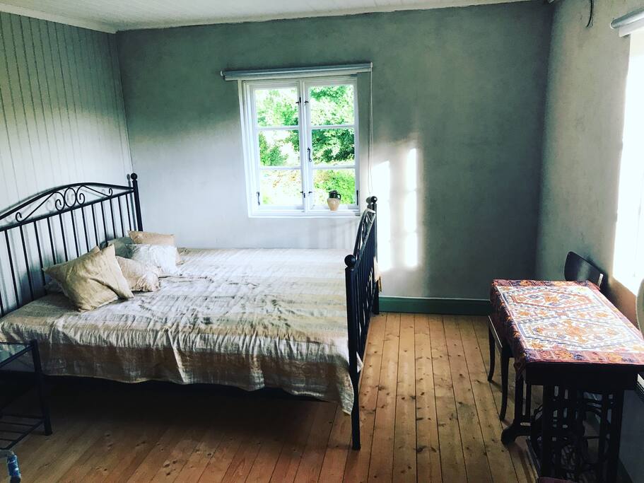 Sovrum för 2 extra stor säng
Gammalt symaskinsbord med plats att arbeta vid.