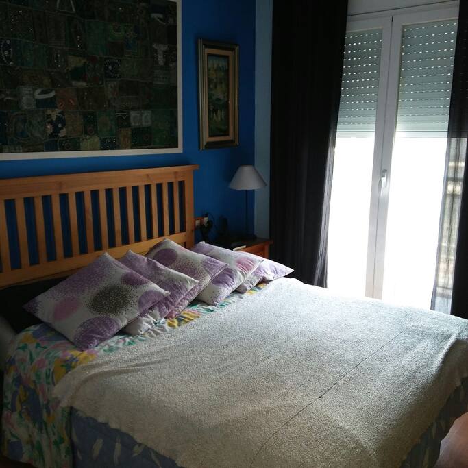 dormotorio con balcón. cama matrimonial