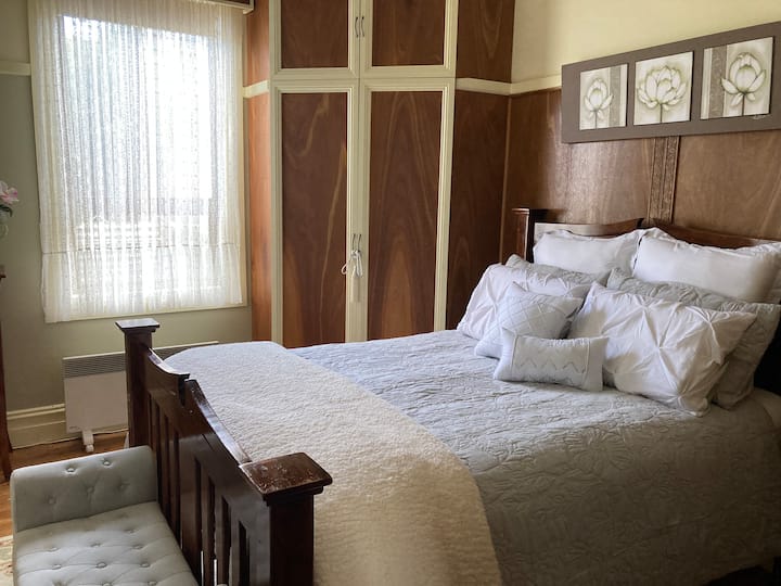 Საძინებელი 1 (ლოტოსის ოთახი)