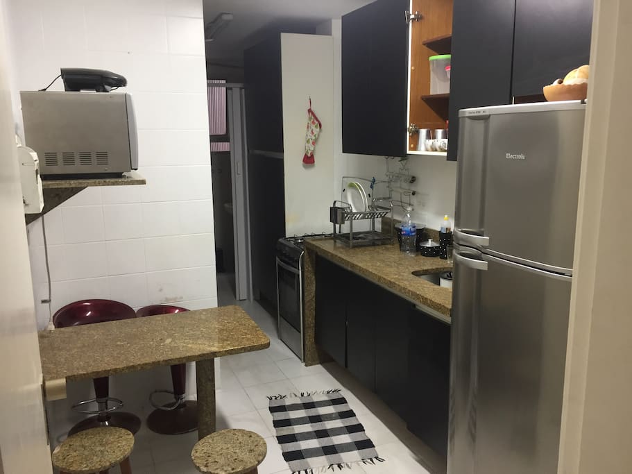 Cozinha completa com área de serviço