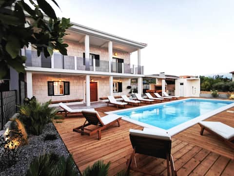 Newly renovated luxury villa with pool and view