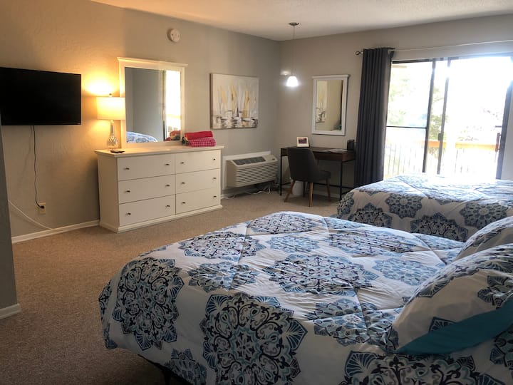 Ქვედა დონის ორი საწოლი ამ საძინებელში, ქვედა დონის გემბანის კარით.