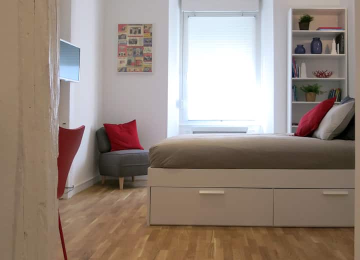 Bel étage: cozy studio 200m from historical center