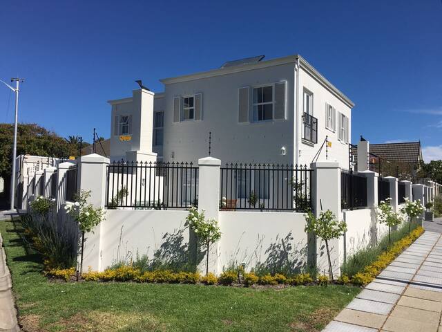 Lovely home in Claremont with a Mountain View gallery image 2