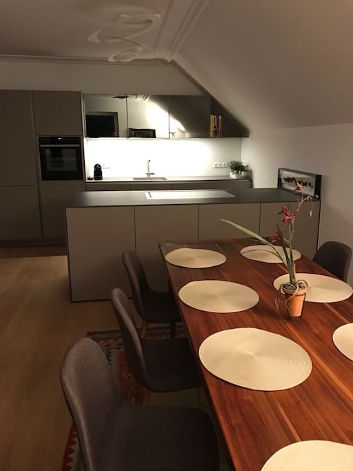 Designerküche, Tafel für 8 Personen