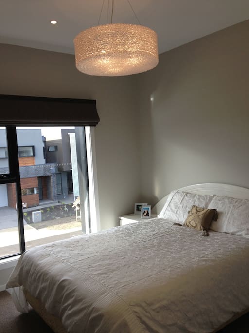 MAIN GUEST BEDROOM QUEEN BED. HEATING IN ROOM.
