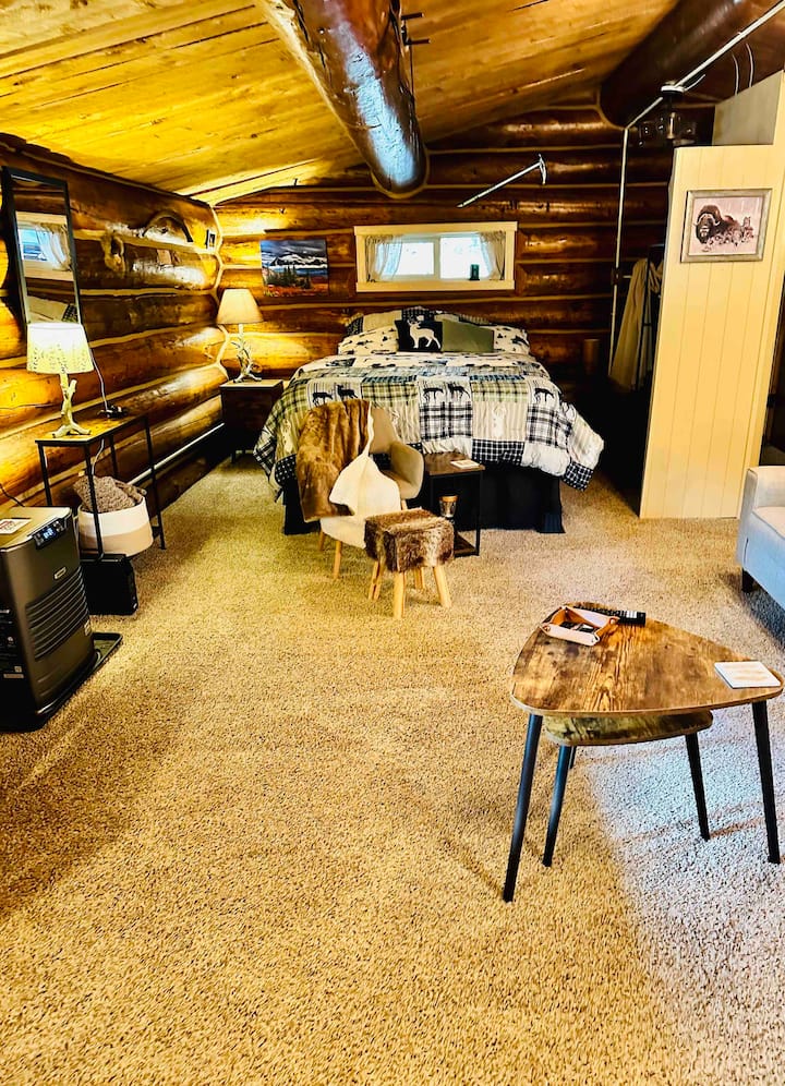 La histórica Trapper Cabin es una unidad de estudio que puede alojar cómodamente a dos adultos. 
Una cama tamaño queen.