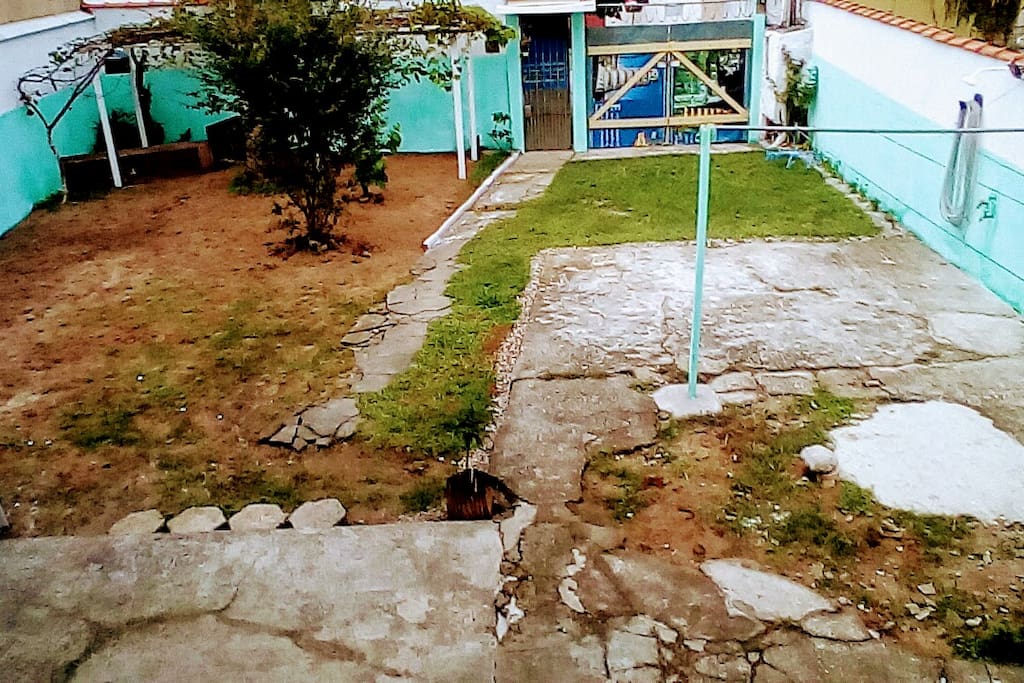 Vista parcial do amplo quintal arborizado e que também serve para as crianças se divertirem ou os adultos que quiserem se distrair com partidas de futebol.