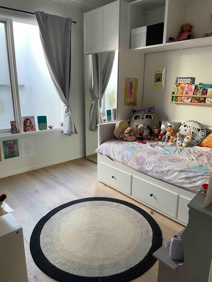 Troisième chambre. Lit simple pleine grandeur. Préparez-vous pour une fille de 8 ans. (Beaucoup de jouets avec lesquels jouer !)