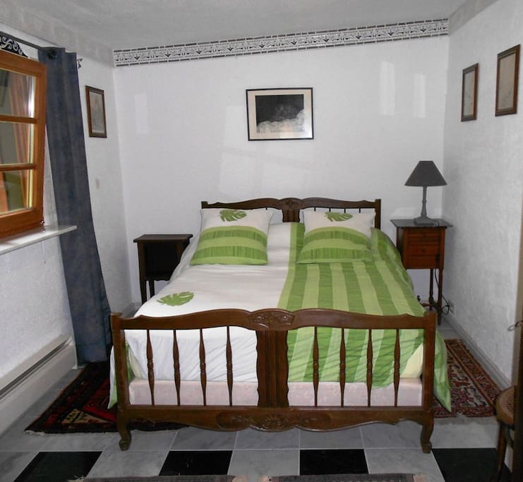 Schlafzimmer mit französischem Doppelbett