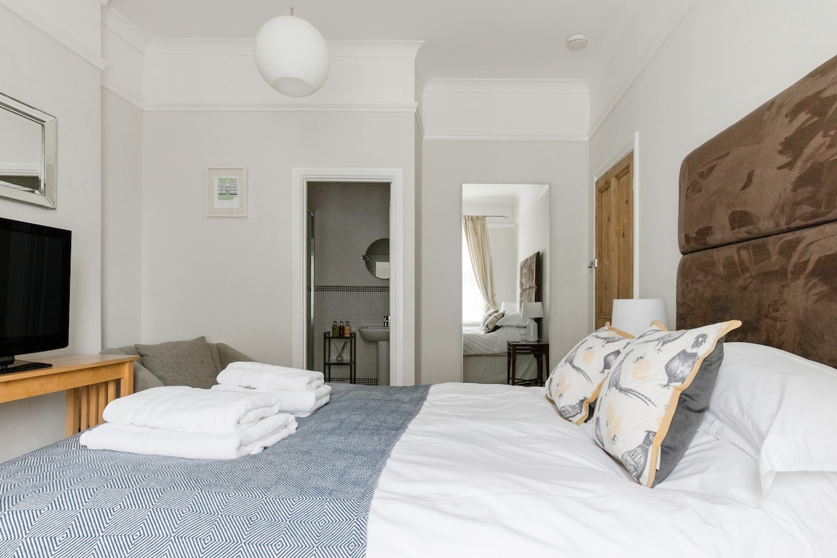 Room C
Situated to the rear of the house with garden view.Ensuite shower