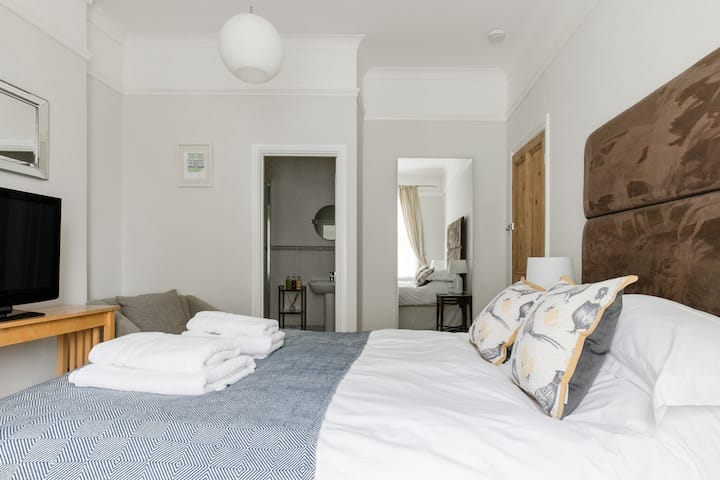 Room C
Situated to the rear of the house with garden view.Ensuite shower